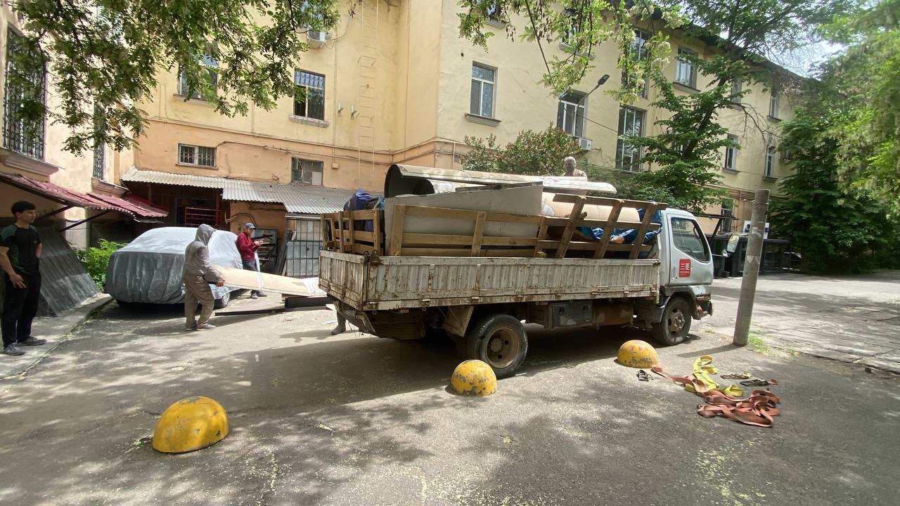 Жүк тиеушілеріміз аулада жиһазды бортқа тиеп жатыр — Алматыда пәтер көшіру